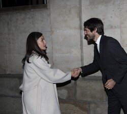 Su Majestad la Reina recibida a su llegada por el ministro de Cultura, Ernest Urtasun